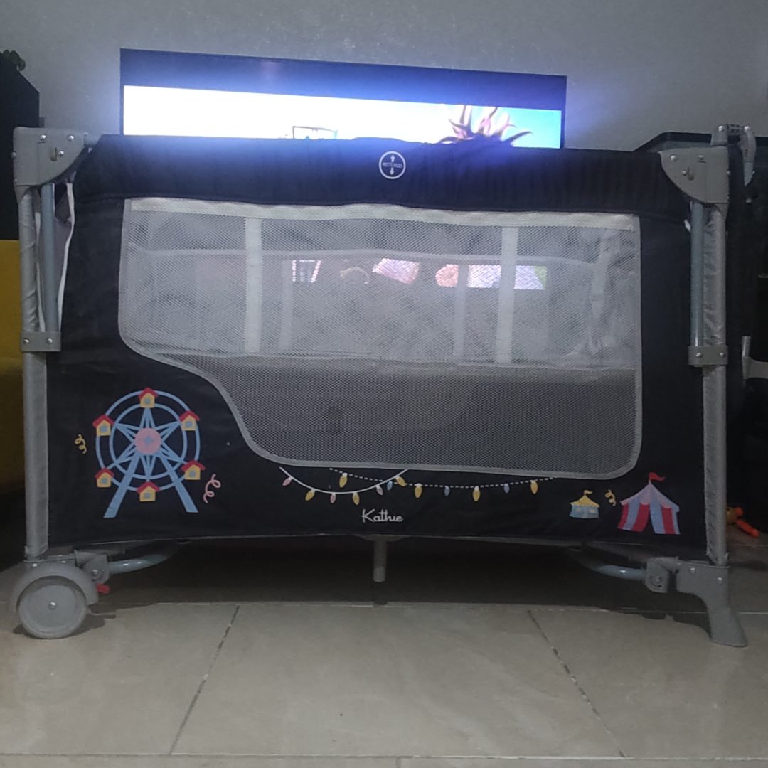 تخت کنار مادر