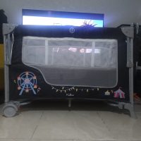 تخت کنار مادر